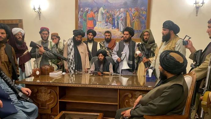 Taliban fighters take control of the Afghanistan presidential palace