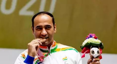 Singhraj Adhana with his bronze medal Tokyo Paralympics 2020