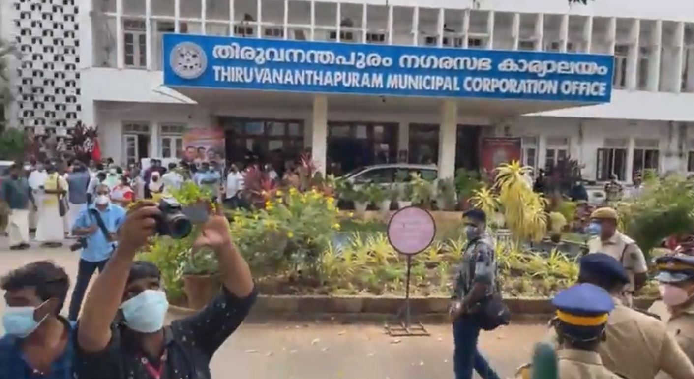 BJP councillors protest in trivandrum corporation