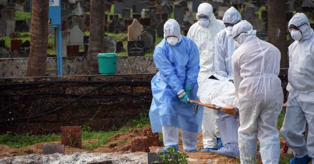 Covid Death Image for Representation , family members bury a person who died of Covid-19 in Kozhikode