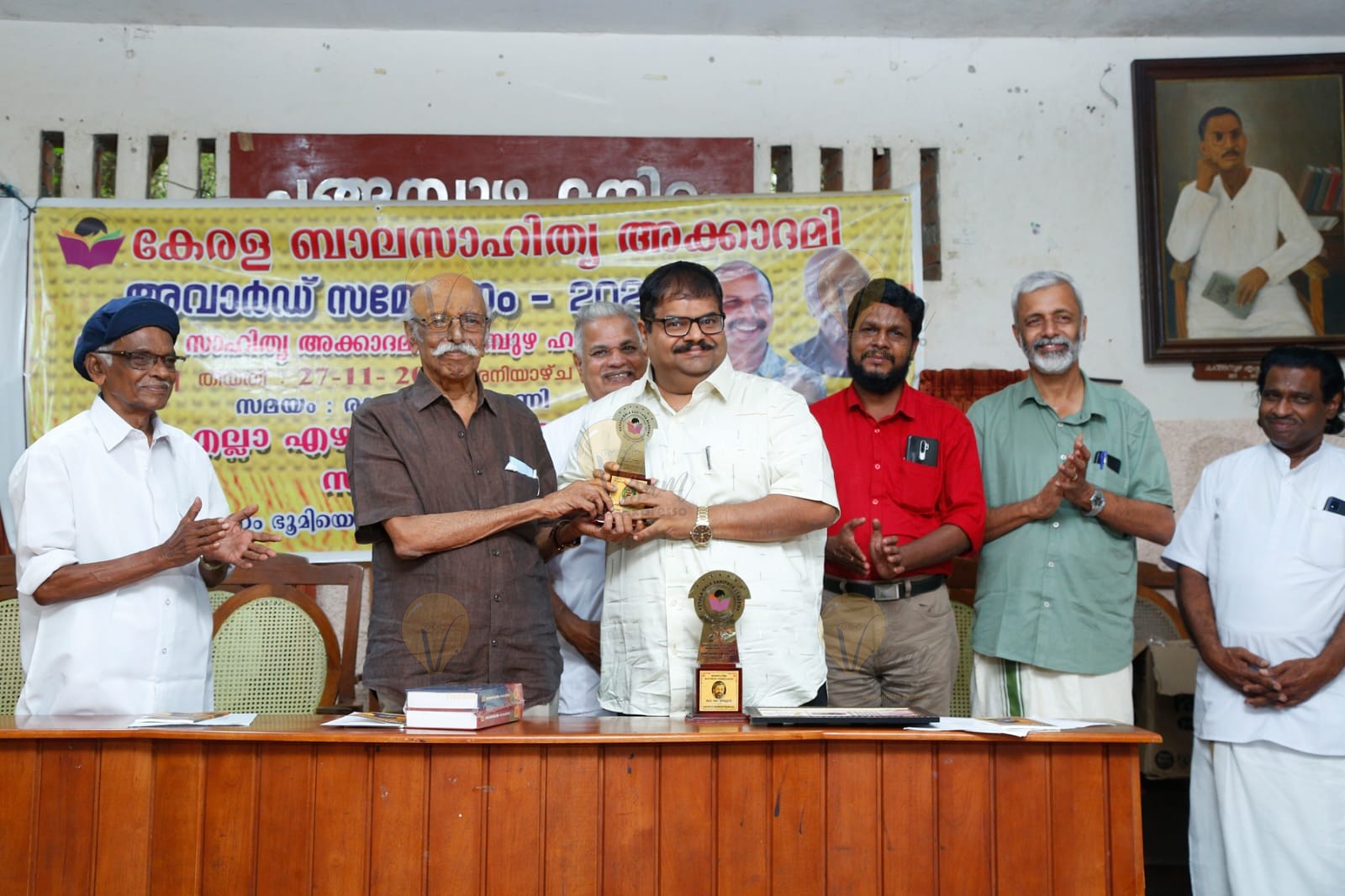 Vaishakhan presents Bala Sahitya Akademi's Balakathashree Award to Harish R Namboodiripad