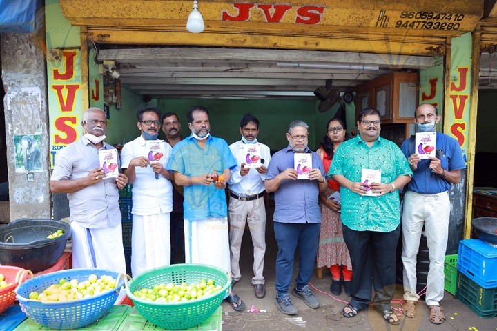 Hareesh R Namboothiri New book thakkali kalyanam release at Vegitable shop ചിത്രം  ഹരീഷ് ആർ നമ്പൂതിരിപ്പാട്  രചിച്ച  തക്കാളിക്കല്യാണം എന്ന കൃതി  തൃശ്ശൂർ എംഎൽഎ പി ബാലചന്ദ്രൻ പ്രകാശനം ചെയ്യുന്നു.