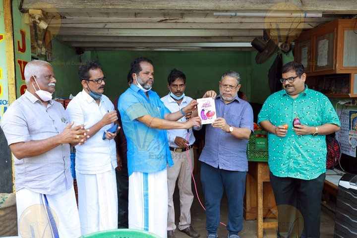 Hareesh R Namboothiri New book thakkali kalyanam release at Vegitable shop ചിത്രം  ഹരീഷ് ആർ നമ്പൂതിരിപ്പാട്  രചിച്ച  തക്കാളിക്കല്യാണം എന്ന കൃതി  തൃശ്ശൂർ എംഎൽഎ പി ബാലചന്ദ്രൻ പ്രകാശനം ചെയ്യുന്നു.