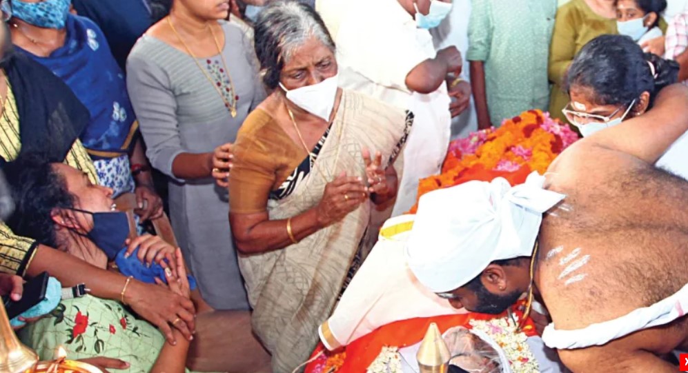 BJP . OBC മോർച്ച  നേതാവ് രഞ്ജിത്ശ്രീനിവാസന്റെ മൃതദേഹം ചിതയിലേക്ക് എടുക്കും മുൻപേ രഞ്ജിത്തിന്റെ മകൾ ഭാഗ്യയെ കെട്ടിപ്പിടിച്ച് മൃതദേഹത്തിൽ അവസാനമായി ചുംബിക്കുന്ന  സഹോദരൻ അഭിജിത് ശ്രീനിവാസൻ