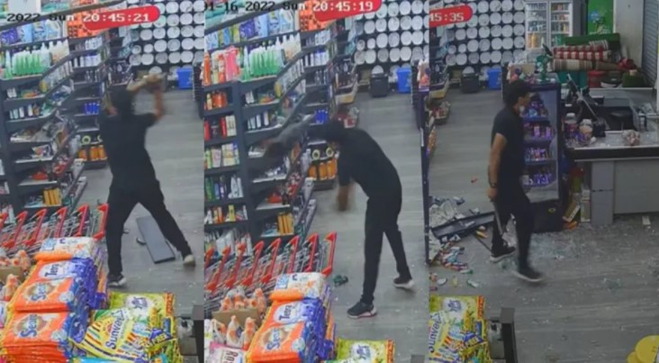 Man named jamal attacked supermarket in Peringathur, Kannur , CCTV Image