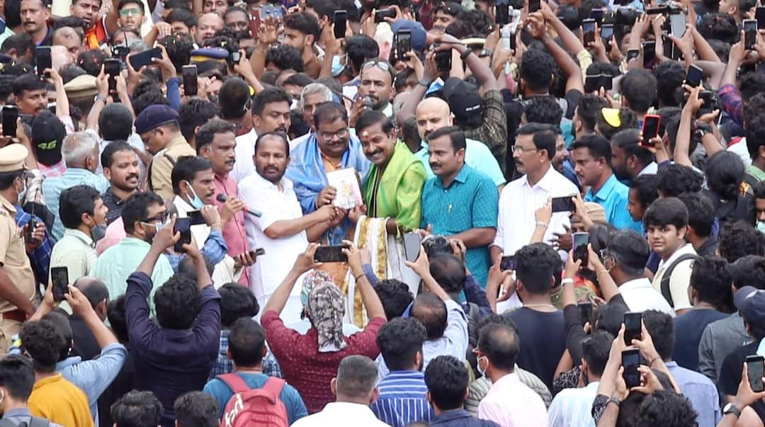 Harish r Namboothiripad book thekkottirakkam book release ഹരീഷ് ആർ നമ്പൂതിരിപ്പാടിന്റെ കവിതാ സമാഹാരം തെക്കോട്ടിറക്കം ടി എൻ പ്രതാപൻ എം പി പ്രകാശനം ചെയ്തു; പെരുവനം സതീശൻ മാരാർ ഏറ്റുവാങ്ങി