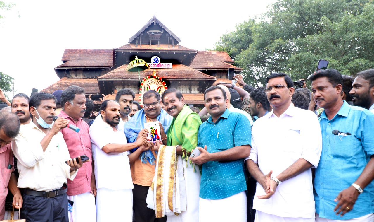 Harish r Namboothiripad book thekkottirakkam book release ഹരീഷ് ആർ നമ്പൂതിരിപ്പാടിന്റെ കവിതാ സമാഹാരം തെക്കോട്ടിറക്കം ടി എൻ പ്രതാപൻ എം പി പ്രകാശനം ചെയ്തു; പെരുവനം സതീശൻ മാരാർ ഏറ്റുവാങ്ങി