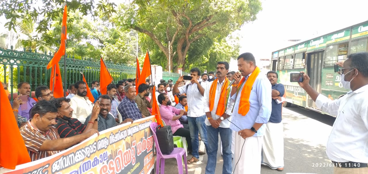 KST Employees Sangh Strike day 10 TNSTC (BMS) കന്യാകുമാരി ജില്ലാ ഡിവിഷണൽ സെക്രട്ടറി  ശ്രീ ഗിരീഷ് KST എംപ്ലോയീസ് സംഘ് സെക്രട്ടറിയേറ്റ് ധർണ്ണക്ക് അഭിവാദ്യമർപ്പിച്ച് സംസാരിക്കുന്നു.