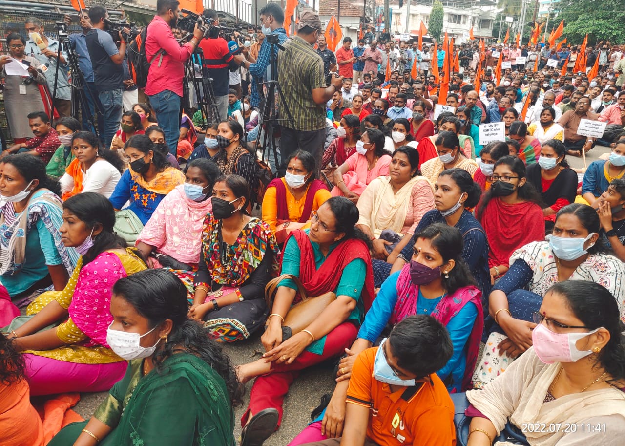 KSRTC employees and their family members went on a hunger march to the Chief Minister's official residence