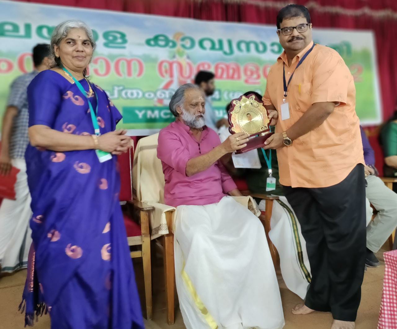 Kaitapram Damodaran Namboothiri presents  Award to Harish R Namboothiripad