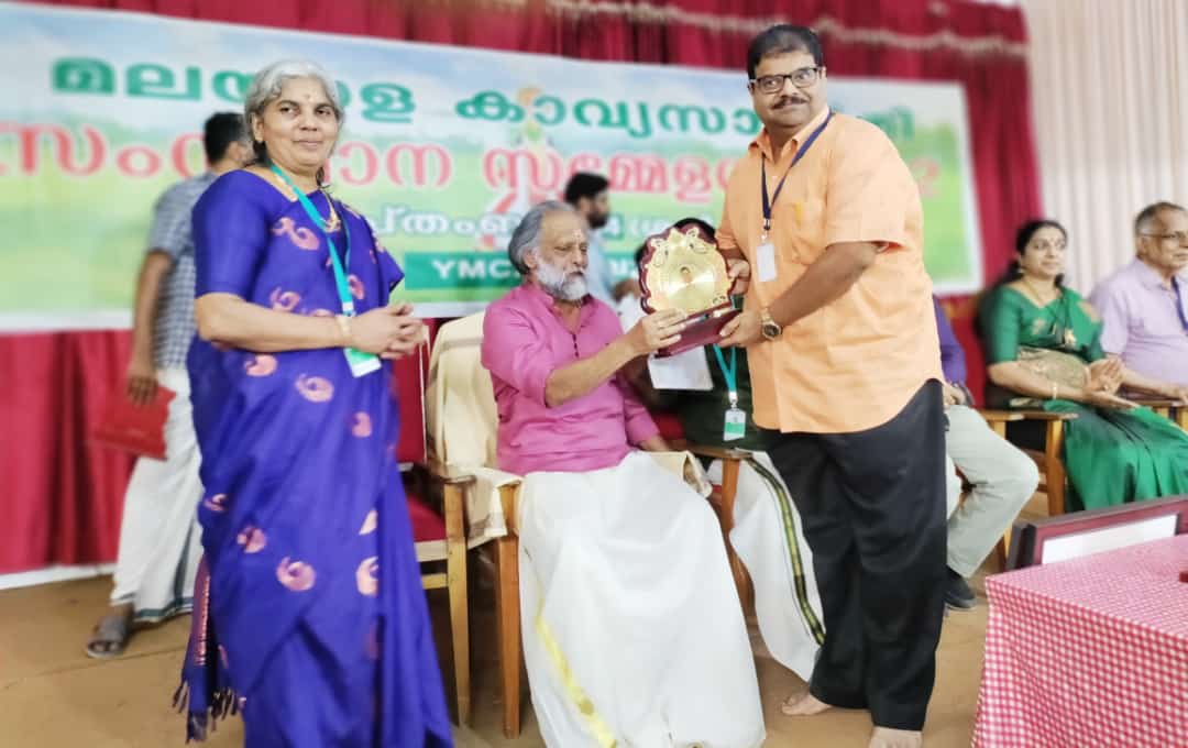 Kaitapram Damodaran Namboothiri presents  Award to Harish R Namboothiripad