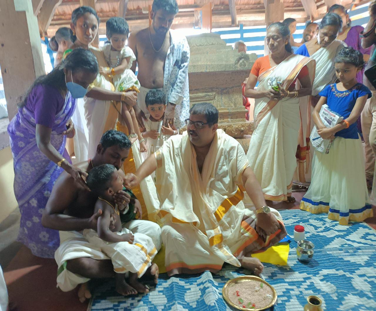 Onakkoor Bhagavathy Temple Vidhyarambham  ഓണക്കൂർ ഭഗവതി ക്ഷേത്രത്തിൽ കുരുന്നുകളുടെ നാവിൽ ആദ്യക്ഷരം കുറിച്ചപ്പോൾ