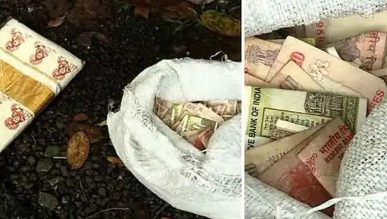 Currencies found in road side