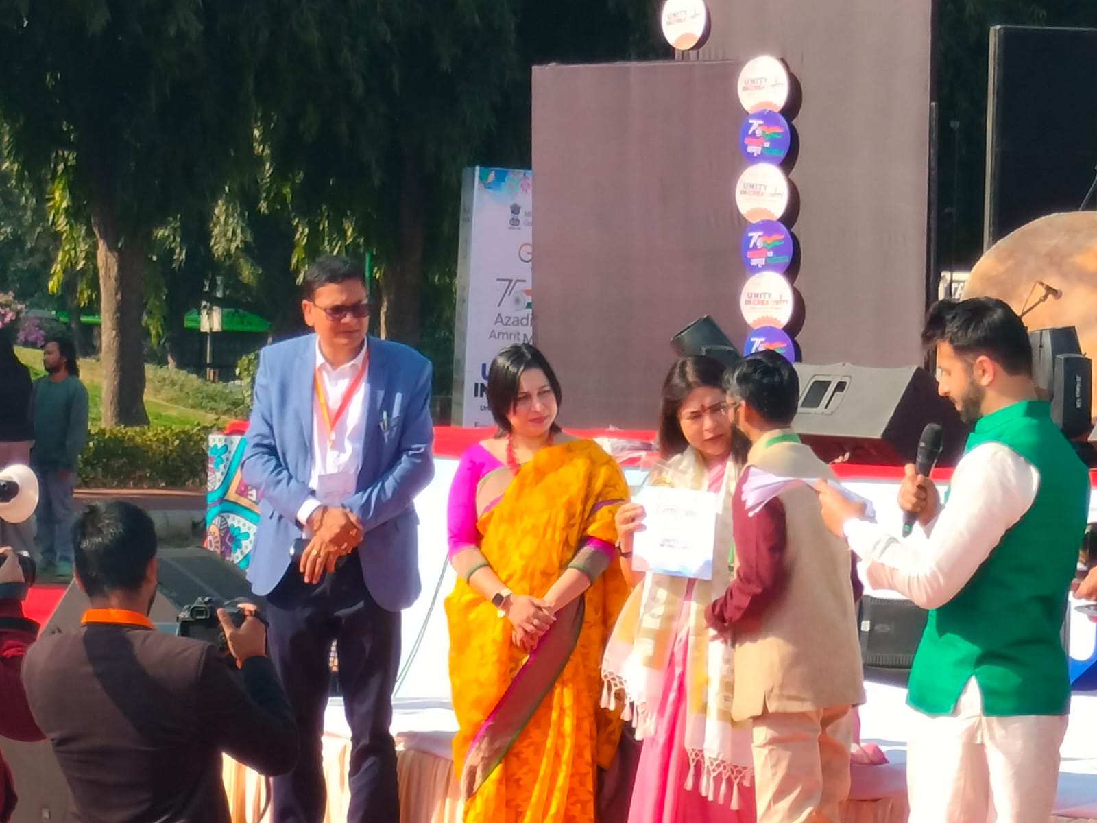 Ponnadukkam Narayanan Namboothiri receiving the award from Hon'ble Union Minister of State for Culture Mrs. Meenakshi Lekhi