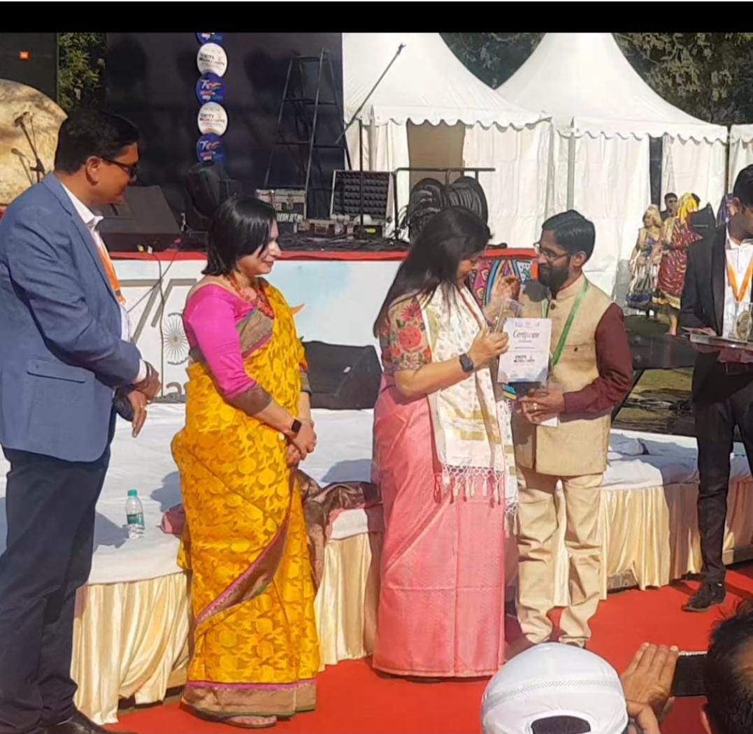 Ponnadukkam Narayanan Namboothiri receiving the award from Hon'ble Union Minister of State for Culture Mrs. Meenakshi Lekhi