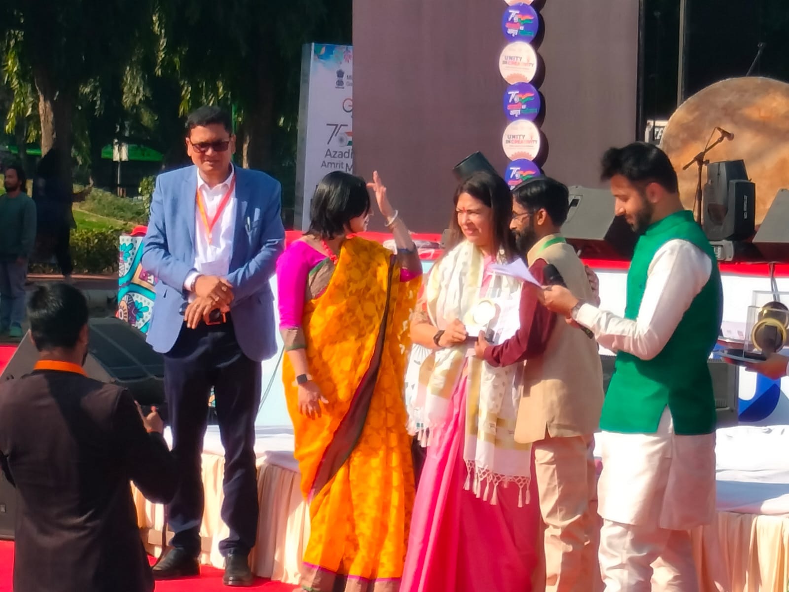 Ponnadukkam Narayanan Namboothiri receiving the award from Hon'ble Union Minister of State for Culture Mrs. Meenakshi Lekhi